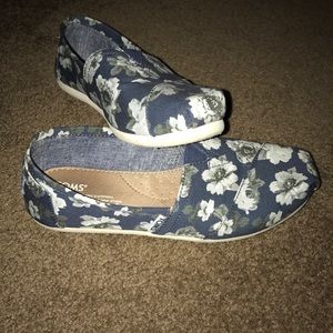 Toms Floral Canvas